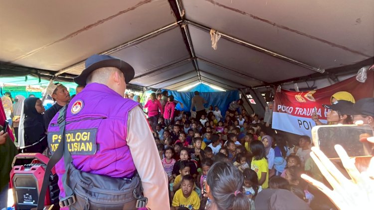 Polwan Polres Manggarai dan Tim Psikolog Polda NTB Hadir Pulihkan Trauma Anak Korban Gempa di Reo