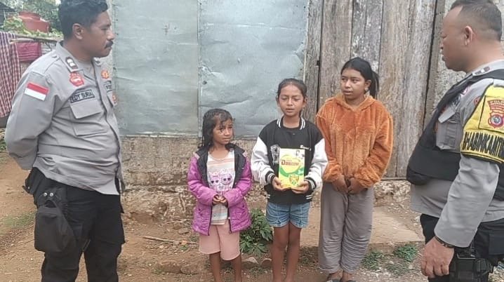 Polres Manggarai Salurkan Bantuan Kapolri kepada Warga Terdampak Gempa di Cibal