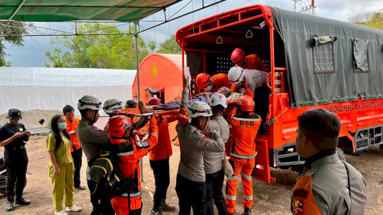 Tenaga Kesehatan Pusdokkes Polri dan Biddokkes Polda NTT Bantu Persalinan Korban Gempa di Tenda Pengungsian