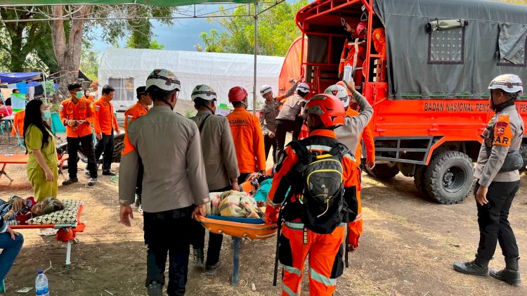 Tenaga Kesehatan Pusdokkes Polri dan Biddokkes Polda NTT Bantu Persalinan Korban Gempa di Tenda Pengungsian