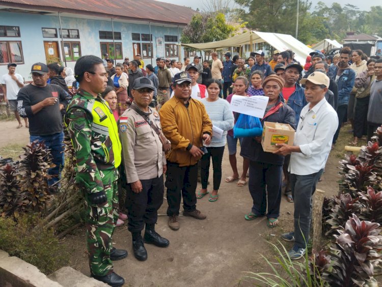 Bhabinkamtibmas Pantau Kamp Pengungsi di Ranaka, Pastikan Bantuan Korban Bencana Tersalurkan