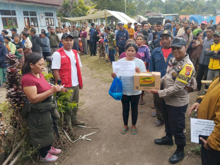 Bhabinkamtibmas Pantau Kamp Pengungsi di Ranaka, Pastikan Bantuan Korban Bencana Tersalurkan