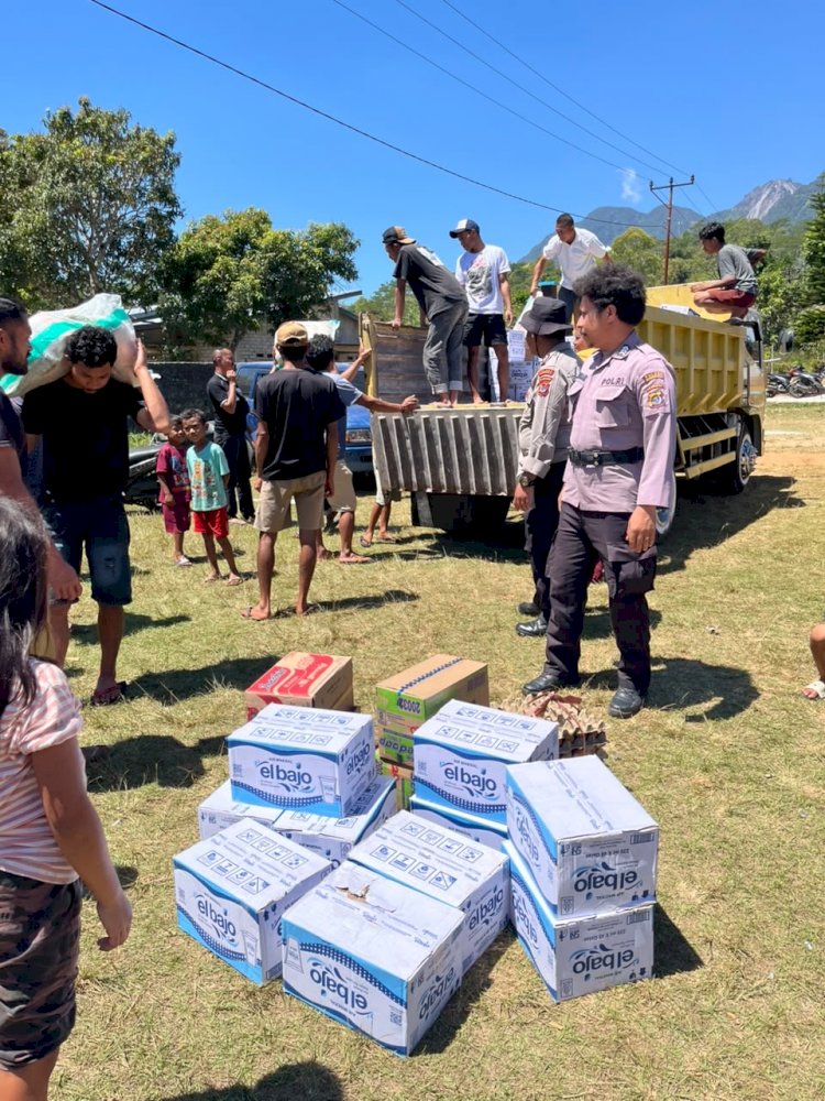 Polres Manggarai Pastikan Penyaluran Bantuan Logistik di Posko SDI Norang Berjalan Aman dan Lancar