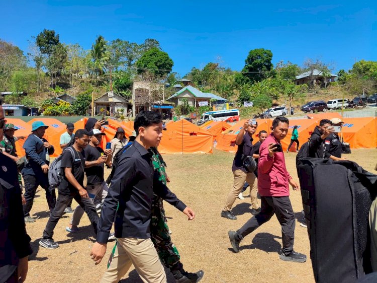WAPRES GIBRAN RAKABUMING RAKA TINJAU PENGUNGSI GEMPA DI REOK, PASTIKAN KONDISI KORBAN DAN FASILITAS TERDAMPAK