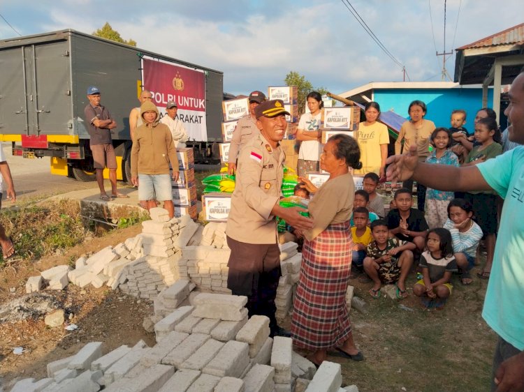 BENTUK KEPEDULIAN PASCA GEMPA M 7,7 SR, POLRES MANGGARAI SALURKAN BANTUAN  POLRI UNTUK KORBAN GEMPA BUMI  DI MANGGARAI