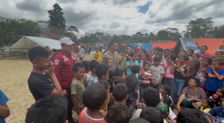 Di Tengah Pemulihan Pascagempa, Kasatgas Humas Ops Aman Nusa II Hibur Anak-anak SD Inpres Robo