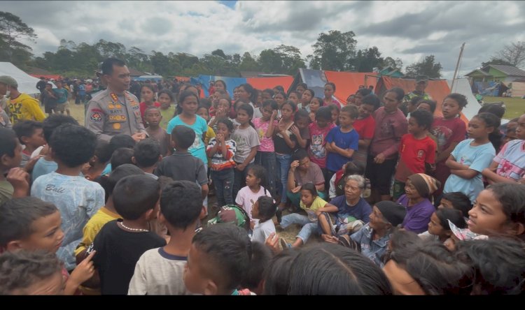 Di Tengah Pemulihan Pascagempa, Kasatgas Humas Ops Aman Nusa II Hibur Anak-anak SD Inpres Robo