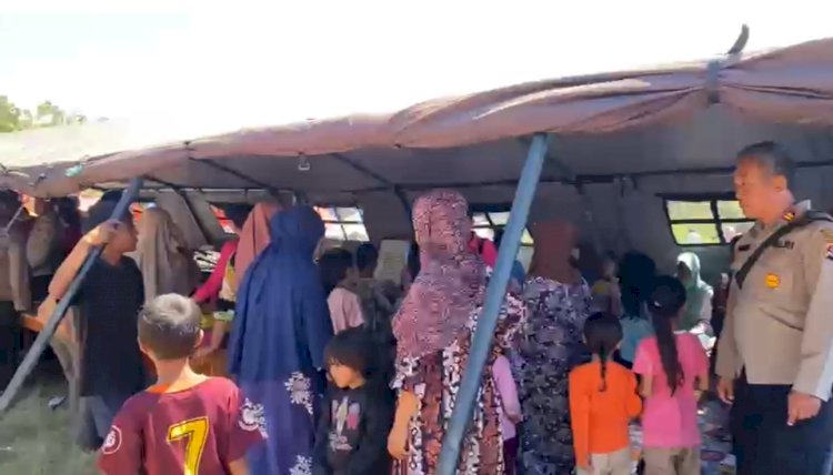 HADIRKAN SENYUM DAN TAWA PASCA GEMPA, PADAL POSKO PENGUNGSIAN BARANGKOLONG AJAK ANAK-ANAK BERMAIN DAN BERNYANYI