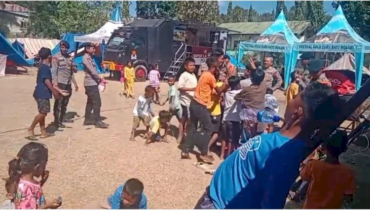 HADIRKAN SENYUM DAN TAWA PASCA GEMPA, PADAL POSKO PENGUNGSIAN BARANGKOLONG AJAK ANAK-ANAK BERMAIN DAN BERNYANYI