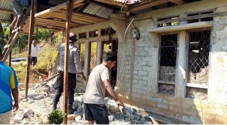 Bhabinkamtibmas Desa Golo Woi Bantu Warga Bersihkan Material Bangunan Pascagempa