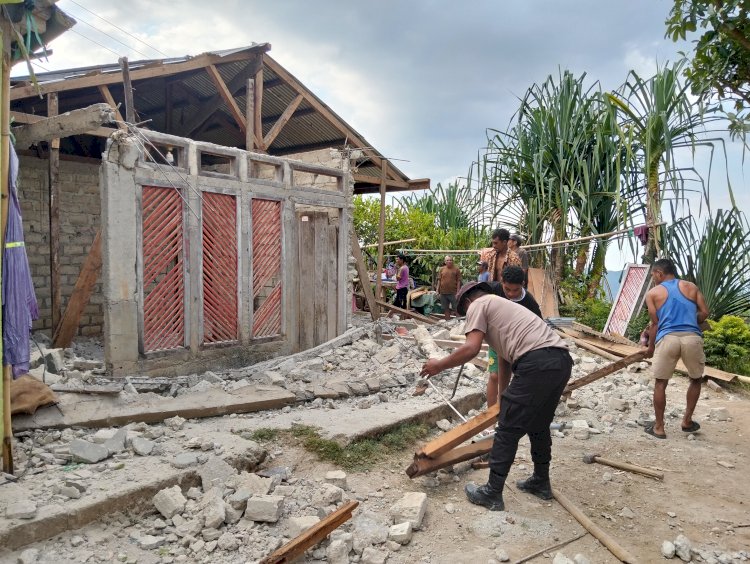 Bhabinkamtibmas Desa Golo Woi Bantu Warga Bersihkan Material Bangunan Pascagempa