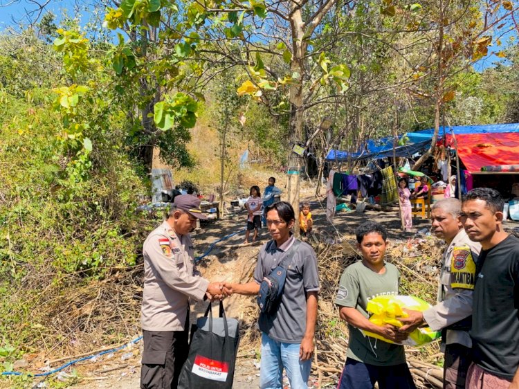 Kasat Resnarkoba Polres Manggarai Salurkan Bantuan Sembako dari Kapolri untuk Korban Gempa di Reok Barat