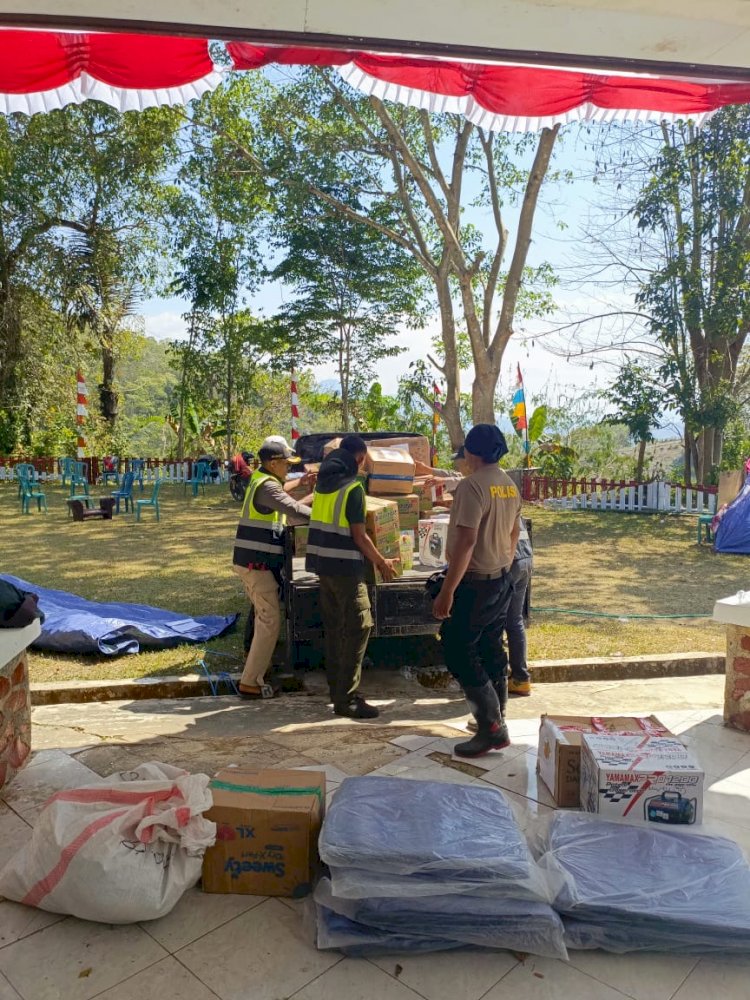 Polri Kawal Penyaluran Donasi Universitas Nusa Cendana untuk Korban Gempa di Cibal Barat