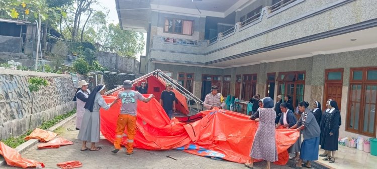 Tanggap Bencana, Bhabinkamtibmas Kelurahan Pau Bersama Unsur Terkait Pasang Tenda Pengungsian