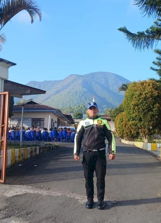 PENGABDIAN  TULUS DAN IKLAS TANPA KENAL LELAH, PERSONEL POLRES MANGGARAI TETAP KONSISTEN AMANKAN IBADAH UMAT NASRANI