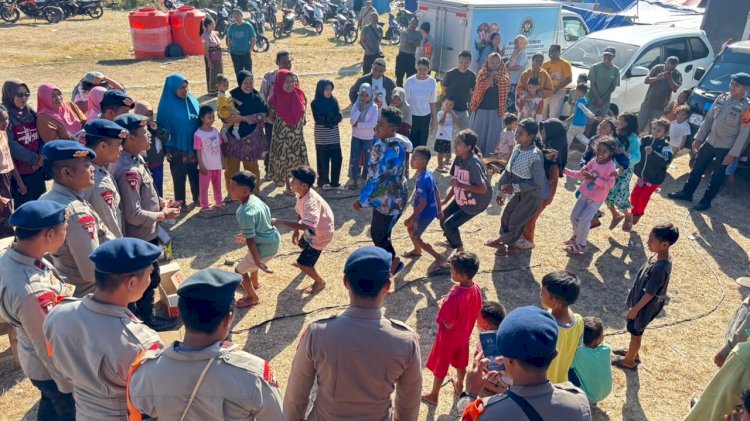 KORP BRIMOB KELAPA DUA LAKUKAN TRAUMA HEALING DI POSKO BARANG KOLONG REO, BANTU PULIHKAN PSIKOLOGIS ANAK PASCA GEMPA FLORES