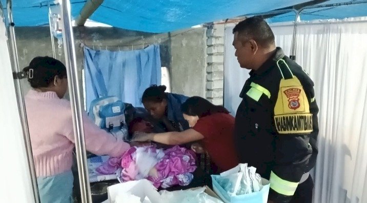 Bhabinkamtibmas Polres Manggarai Bantu Rujuk Bayi Penyintas Gempa yang Mengalami Kejang ke RSUD Ruteng