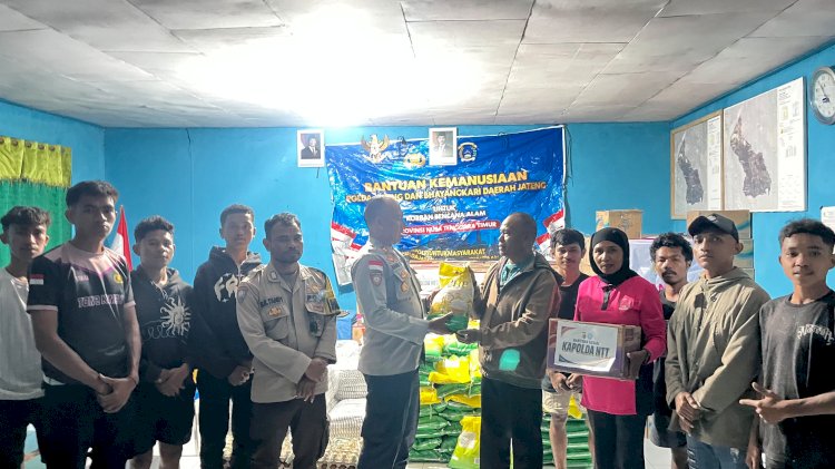 Bergerak Tanpa Kenal Lelah, Sat Samapta Polres Manggarai Salurkan Bantuan Melalui Medan Terjal hingga Larut Malam ke Reo Barat