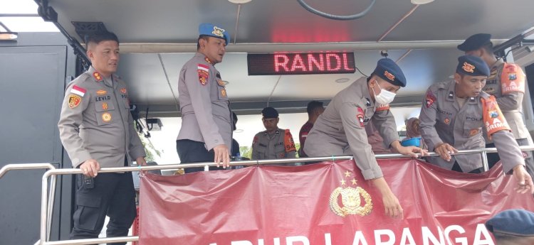 KABIDPROPAM POLDA NTT LAKUKAN PENGAWASAN PERSONEL DI POSKO PENGUNGSIAN BARANG KOLO