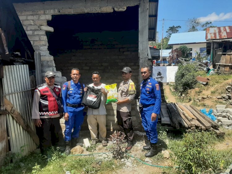Bhabinkamtibmas Reok Barat Salurkan Bantuan Sembako dari Kapolri kepada Korban Gempa