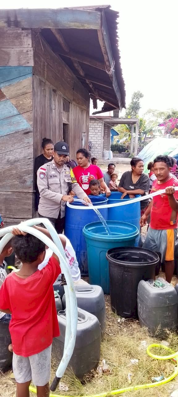 Bhabinkamtibmas Reok Barat Salurkan Bantuan Sembako Kapolri untuk Korban Gempa di Desa Loce