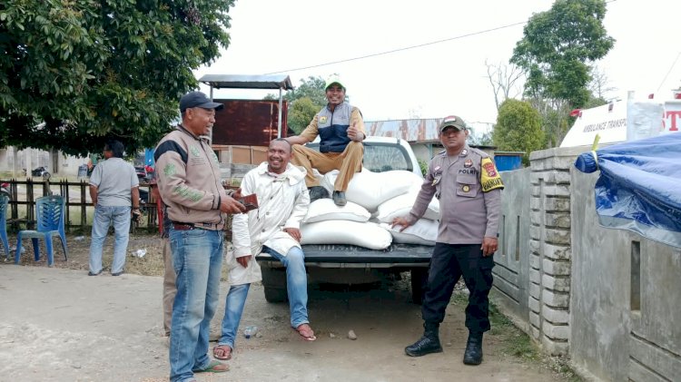 Bhabinkamtibmas Dampingi Penyaluran Bantuan Beras bagi Warga Terdampak Bencana di Desa Nao