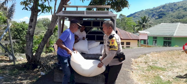 Bhabinkamtibmas Buar Kawal Pendropingan Bansos bagi Korban Gempa di Rahong Utara