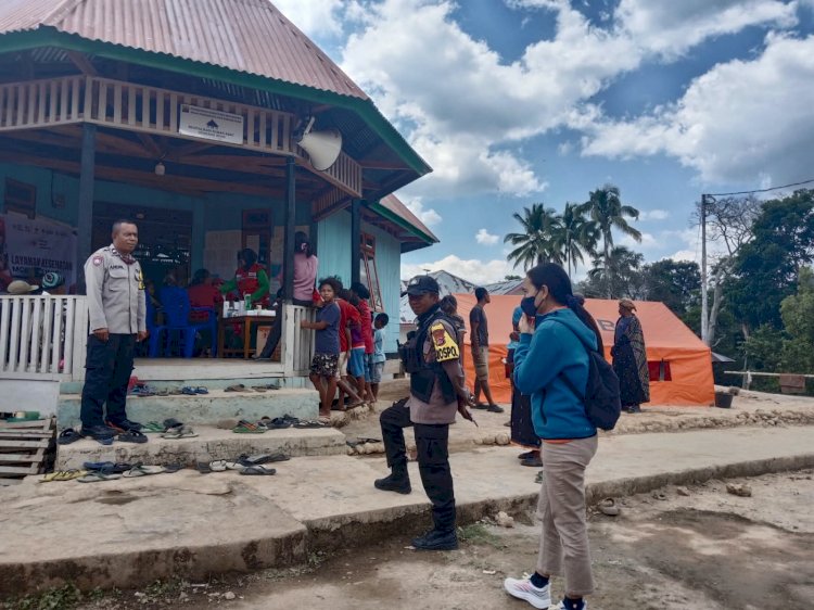 Bhabinkamtibmas Lelak Kawal Pelayanan Kesehatan bagi Pengungsi di Desa Urang