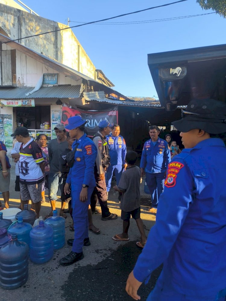 Polairud Polres Manggarai Salurkan Air Minum Bersih untuk Warga Terdampak Bencana