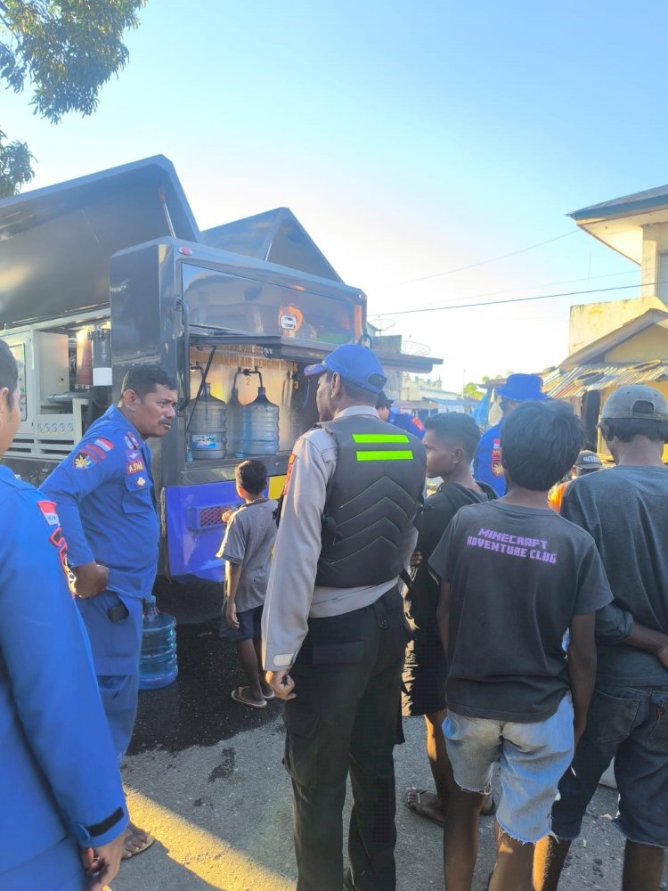Polairud Polres Manggarai Salurkan Air Minum Bersih untuk Warga Terdampak Bencana