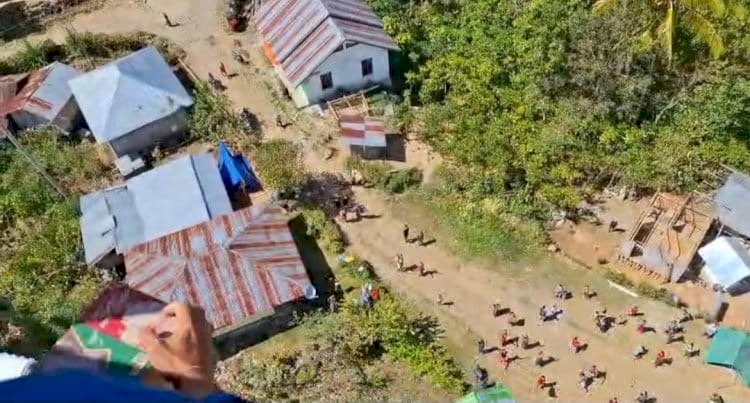Polri Lakukan Airdrop Bantuan untuk Warga Kampung Landor yang Masih Terisolasi