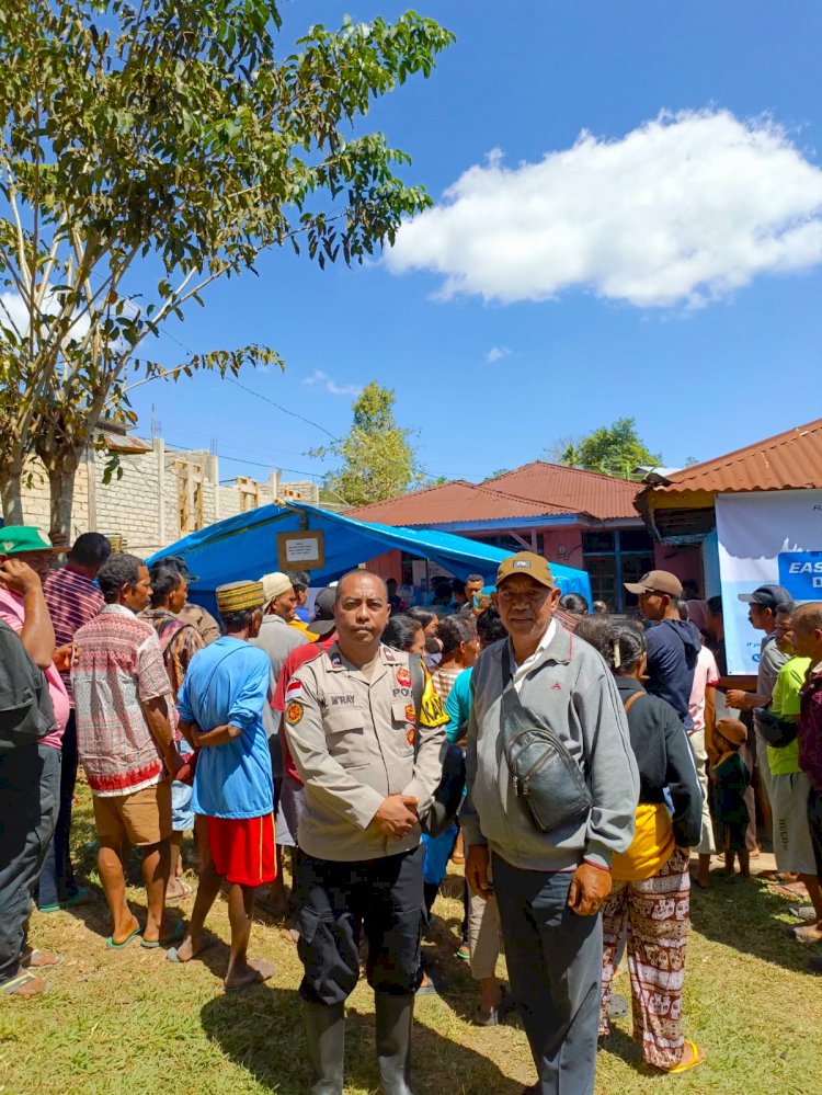 Polres Manggarai Kawal dan Amankan Pendistribusian Bantuan Islamic Relief Germany bagi Warga Terdampak Gempa di Cibal Barat