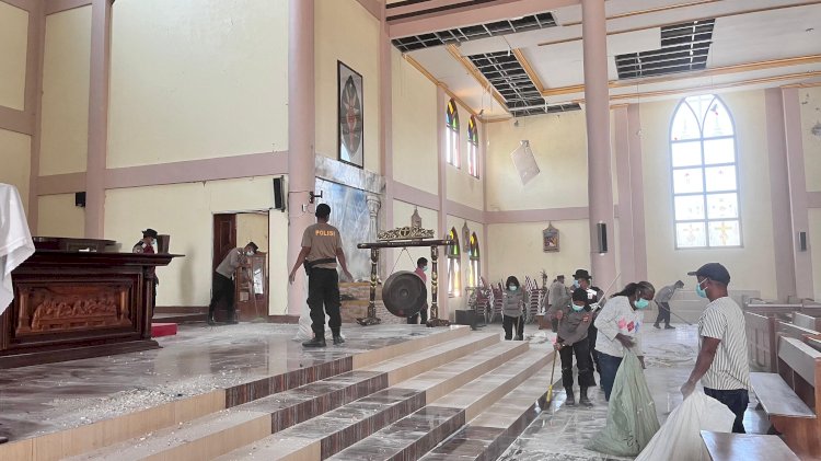 Semangat Gotong Royong Pascagempa, Polres Manggarai Bersihkan Material di Gereja St. Fransiskus Asisi Karot