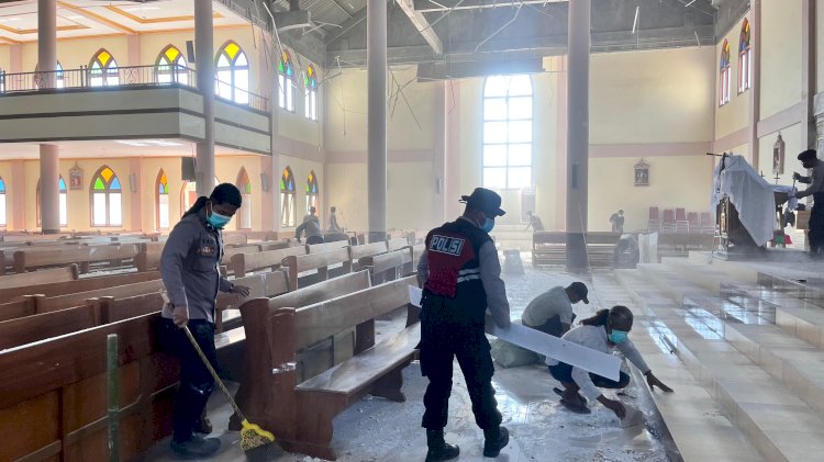 Semangat Gotong Royong Pascagempa, Polres Manggarai Bersihkan Material di Gereja St. Fransiskus Asisi Karot