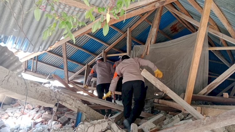 Tak Hanya Amankan Warga, Polisi Turun Langsung Selamatkan Barang Korban Gempa di Reok