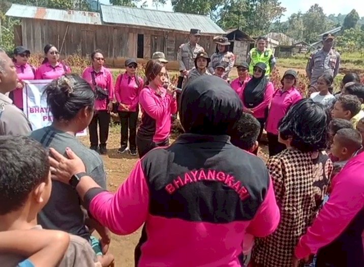 KETUA BHAYANGKARI CABANG MANGGARAI PIMPIN AKSI BHAYANGKARI PEDULI, SALURKAN BANTUAN DAN HADIRKAN TRAUMA HEALING BAGI KORBAN GEMPA