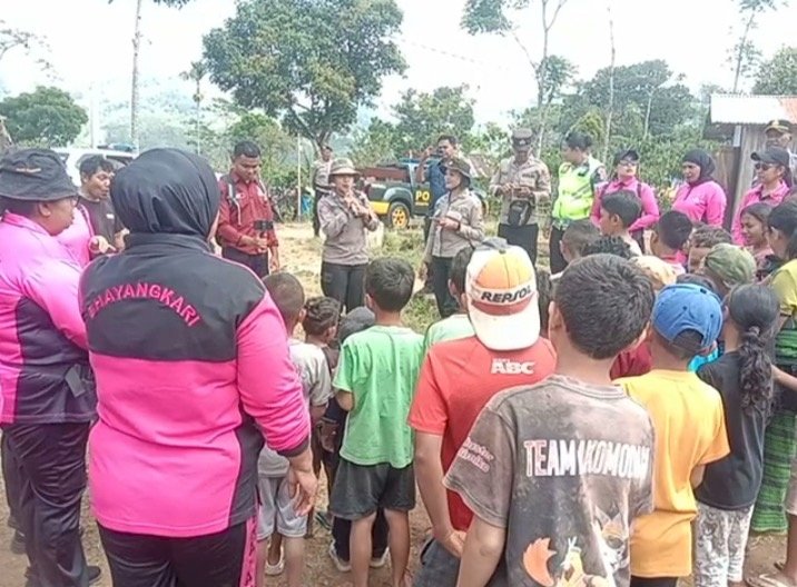 KETUA BHAYANGKARI CABANG MANGGARAI PIMPIN AKSI BHAYANGKARI PEDULI, SALURKAN BANTUAN DAN HADIRKAN TRAUMA HEALING BAGI KORBAN GEMPA