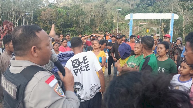 Bhabinkamtibmas Cibal Amankan Penyaluran Bantuan Gempa untuk 410 Keluarga di Desa Riung