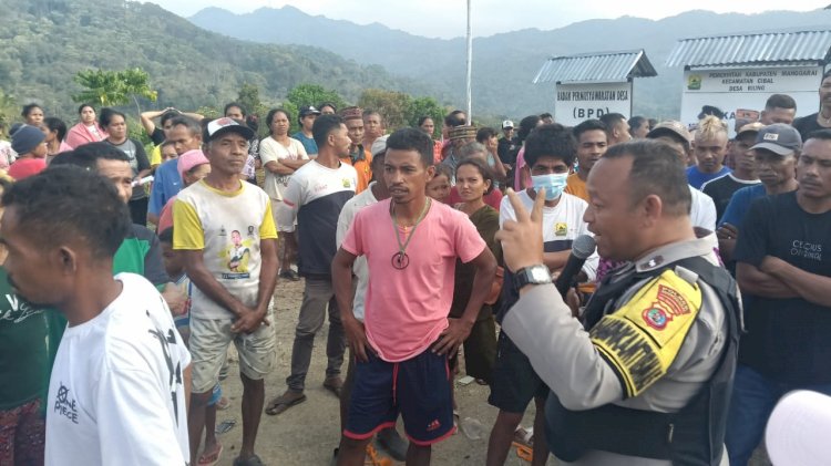 Bhabinkamtibmas Cibal Amankan Penyaluran Bantuan Gempa untuk 410 Keluarga di Desa Riung