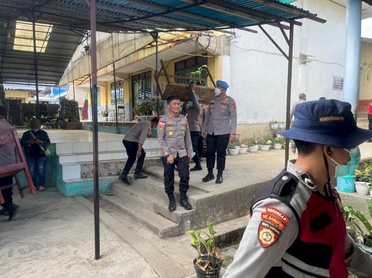 WUJUDKAN PROSES BELAJAR MENGAJAR KEMBALI BERJALAN PASCA GEMPA, POLRES MANGGARAI KERAHKAN PERSONEL MENDIRIKAN TENDA BELAJAR DI SEKOLAH