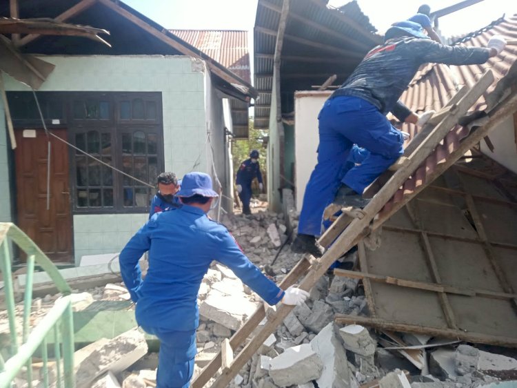 POLAIRUD POLRES MANGGARAI BERSAMA BKO DITPOLAIRUD POLDA NTT LAKSANAKAN PEMBERSIHAN DAN PEMBONGKARAN RUMAH WARGA TERDAMPAK GEMPA BUMI