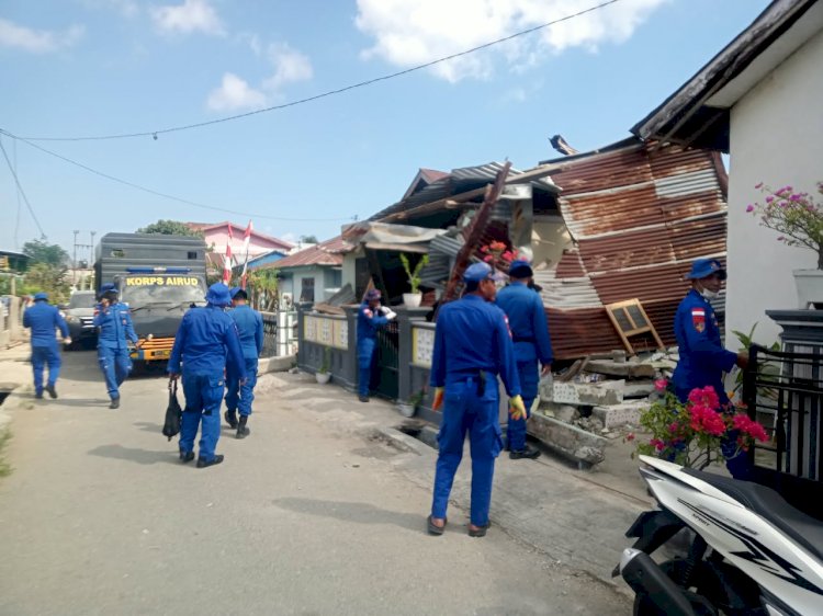 POLAIRUD POLRES MANGGARAI BERSAMA BKO DITPOLAIRUD POLDA NTT LAKSANAKAN PEMBERSIHAN DAN PEMBONGKARAN RUMAH WARGA TERDAMPAK GEMPA BUMI