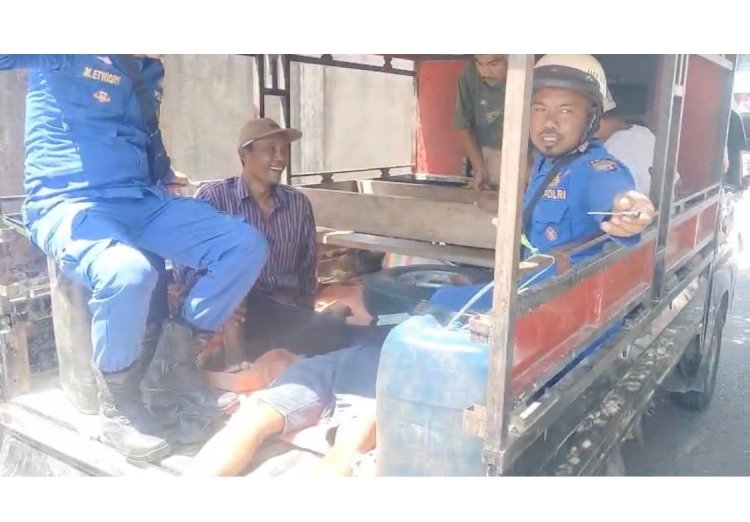 SATPOLAIRUD POLRES MANGGARAI GERAK CEPAT BANTU DUA WARGA TERTIMPA PUING BANGUNAN AKIBAT GEMPA SUSULAN DI REO