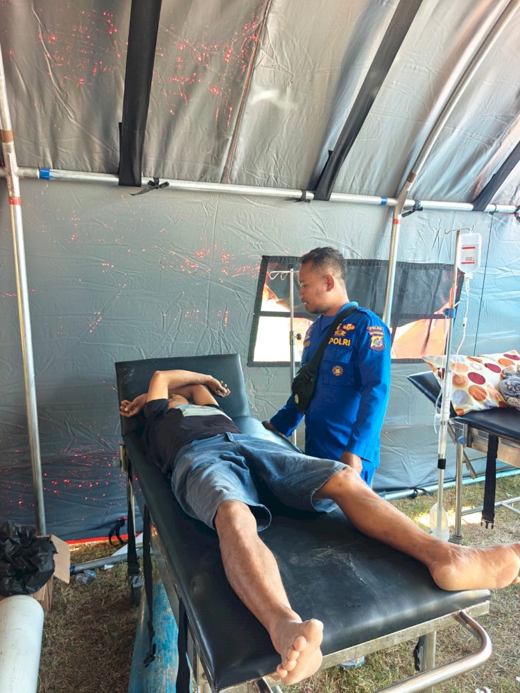 SATPOLAIRUD POLRES MANGGARAI GERAK CEPAT BANTU DUA WARGA TERTIMPA PUING BANGUNAN AKIBAT GEMPA SUSULAN DI REO