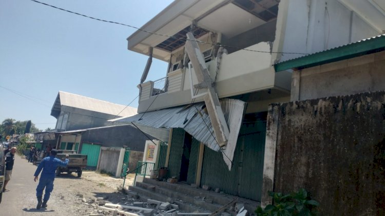 SATPOLAIRUD POLRES MANGGARAI GERAK CEPAT BANTU DUA WARGA TERTIMPA PUING BANGUNAN AKIBAT GEMPA SUSULAN DI REO
