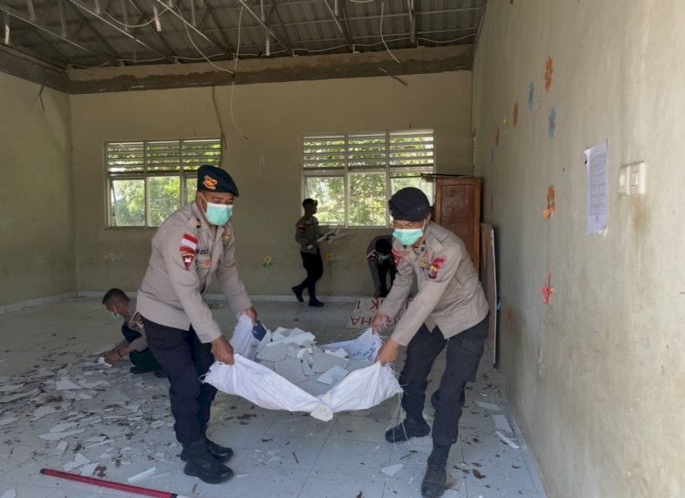 Jelang Kegiatan Belajar Mengajar, Personel Kompi 2 Batalyon B Pelopor Evakuasi Sekolah di SDI Mendo