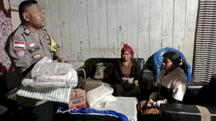 Wujud Kepedulian Polri, Bhabinkamtibmas Desa Nao Salurkan Bantuan Polda Jateng kepada Warga Terdampak Gempa
