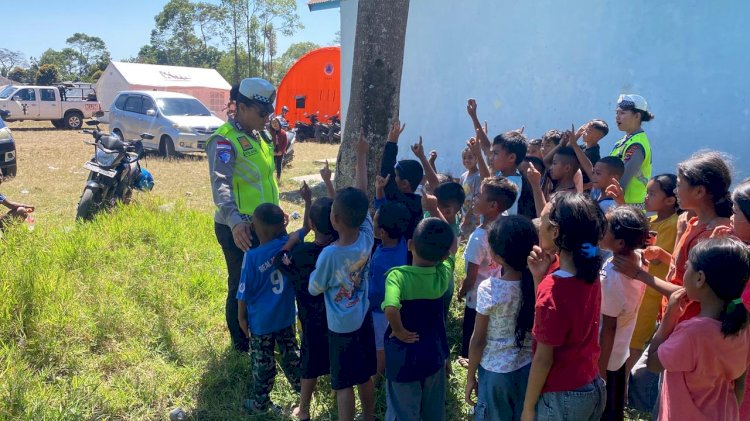 Pulihkan Trauma Anak Korban Gempa, Satlantas Polres Manggarai Gelar Trauma Healing di Camp Pengungsian