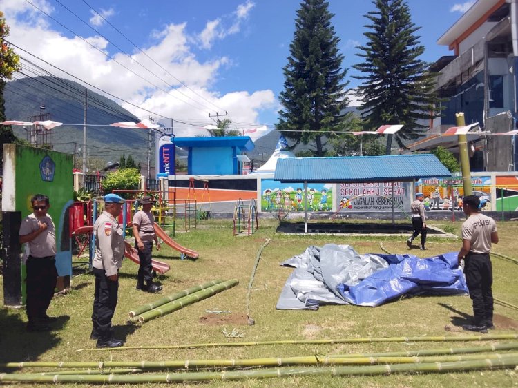 Peduli Pendidikan Anak Korban Bencana, Anggota Polres Manggarai Bangun Tenda Darurat Belajar untuk Anak TK Kemala Bhayangkari