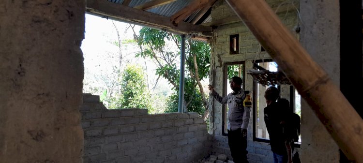 Bhabinkamtibmas Desa Buar Cek Kondisi Rumah Warga Terdampak Gempa Bumi di Rahong Utara